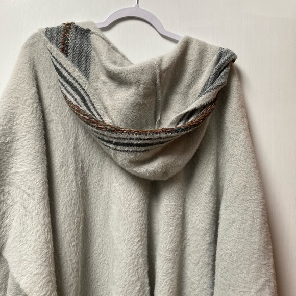 Soft poncho with hood - Picture 3 of 3